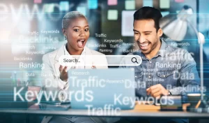 duas pessoas na frete do notebook com icones de busca otimização de site SEO
