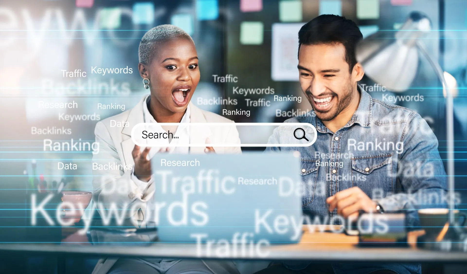 duas pessoas na frete do notebook com icones de busca otimização de site SEO