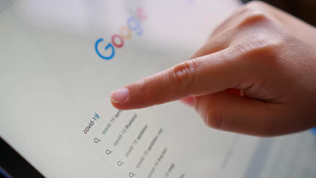 Tela de um Tablet na tela pesquisa do google um site no topo da busca