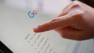 Tela de um Tablet na tela pesquisa do google um site no topo da busca