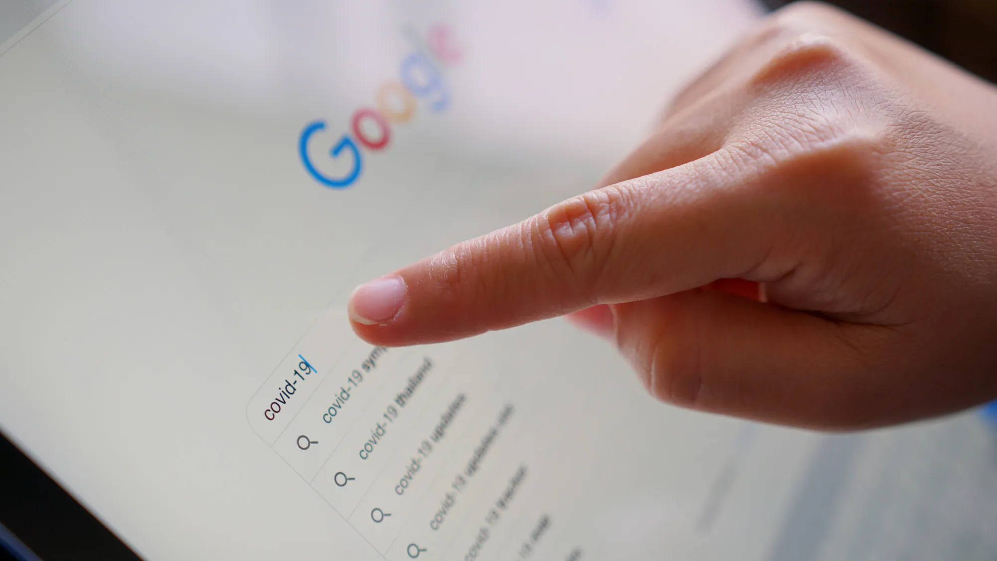 Tela de um Tablet na tela pesquisa do google um site no topo da busca
