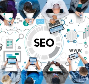 Pessoas em uma mesa representando uma reunião e discutindo sobre SEO