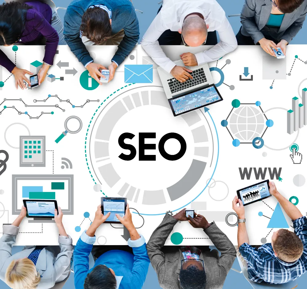 Pessoas em uma mesa representando uma reunião e discutindo sobre SEO